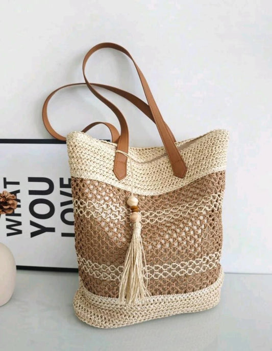 حقيبة تسوق من القش المنسوج على الطراز البوهيمي - شبكة بنية وبيج مع شرابة وخرز خشبي