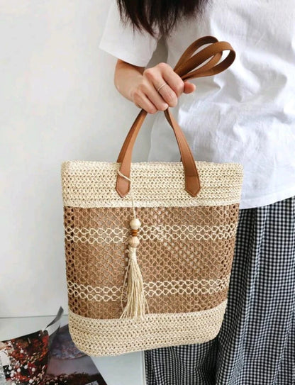 حقيبة تسوق من القش المنسوج على الطراز البوهيمي - شبكة بنية وبيج مع شرابة وخرز خشبي
