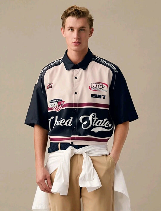 قميص رجالي بتصميم مستوحى من البيسبول - بطبعة أمريكية - كم قصير - لون أزرق داكن وبيج متداخل