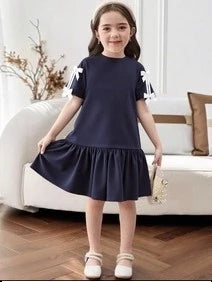 فستان قطني للبنات الصغيرات مزين بالكشكشة وتفاصيل الفيونكة (6-9 أشهر)