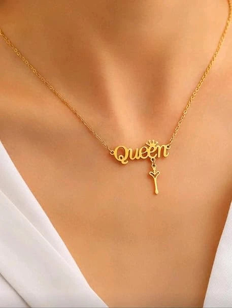 قلادة نسائية من الفولاذ المقاوم للصدأ مزينة بحرف "ملكة" - لون ذهبي - تصميم أنيق
