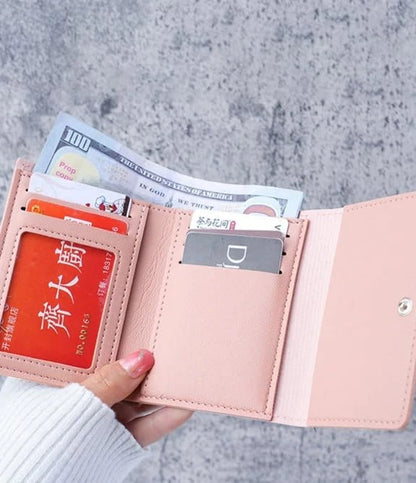 محفظة صغيرة بيج اللون بتصميم دب لطيف