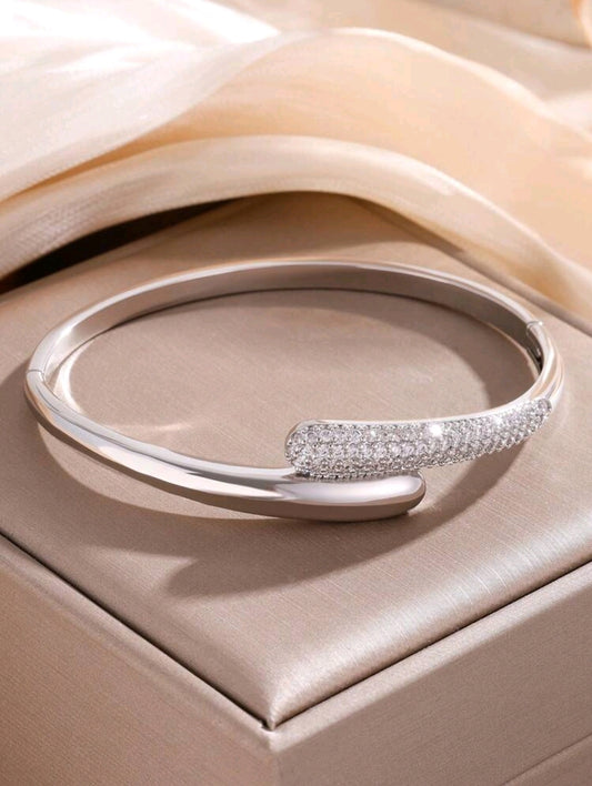 سوار كف مفتوح من الكريستال بتصميم بسيط للنساء – مطلي بالذهب عيار 18 قيراط والفضة