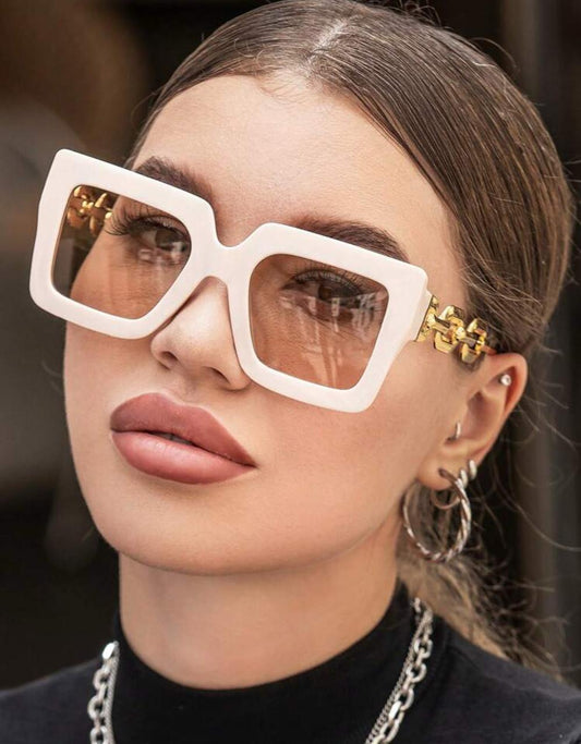 نظارة شمسية نسائية كبيرة الحجم مربعة الشكل – إطار أبيض مع تفاصيل جانبية ذهبية