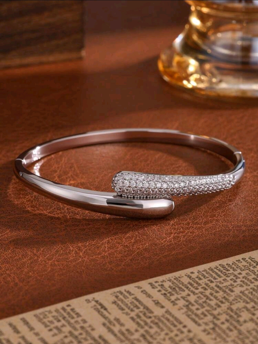 سوار كف مفتوح من الكريستال بتصميم بسيط للنساء – مطلي بالذهب عيار 18 قيراط والفضة