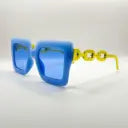 نظارات شمسية أنيقة بسلسلة - إطار مربع بعدسات متدرجة وأذرع صفراء جريئة