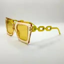 نظارات شمسية أنيقة بسلسلة - إطار مربع بعدسات متدرجة وأذرع صفراء جريئة