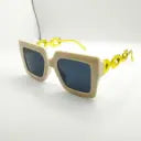 نظارات شمسية أنيقة بسلسلة - إطار مربع بعدسات متدرجة وأذرع صفراء جريئة