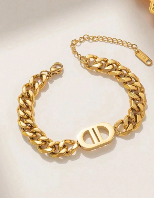 سوار ذهبي سميك بسلسلة مع تعليقة مركزية أنيقة