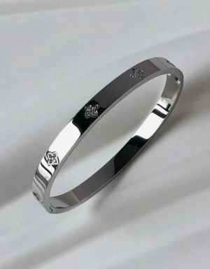 سوار فضي بتصميم بسيط وتفاصيل محفورة دقيقة