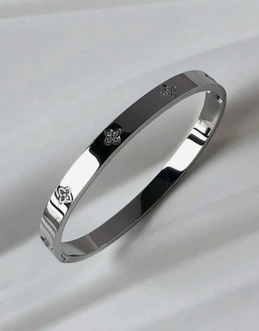 سوار فضي بتصميم بسيط وتفاصيل محفورة دقيقة