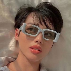 نظارات شمسية بيضاء عصرية بعدسات فاتحة اللون