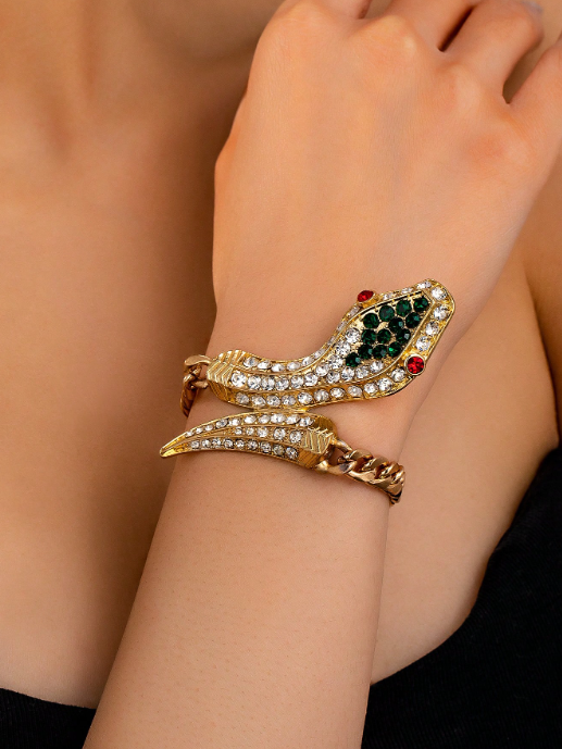 سوار ذهبي مرصع بأحجار الراين على شكل رأس ثعبان – تصميم فاخر وجريء