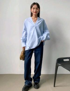 بلوزة قطنية فضفاضة كاجوال - لون أزرق فاتح، أكمام منفوخة، ياقة على شكل حرف V