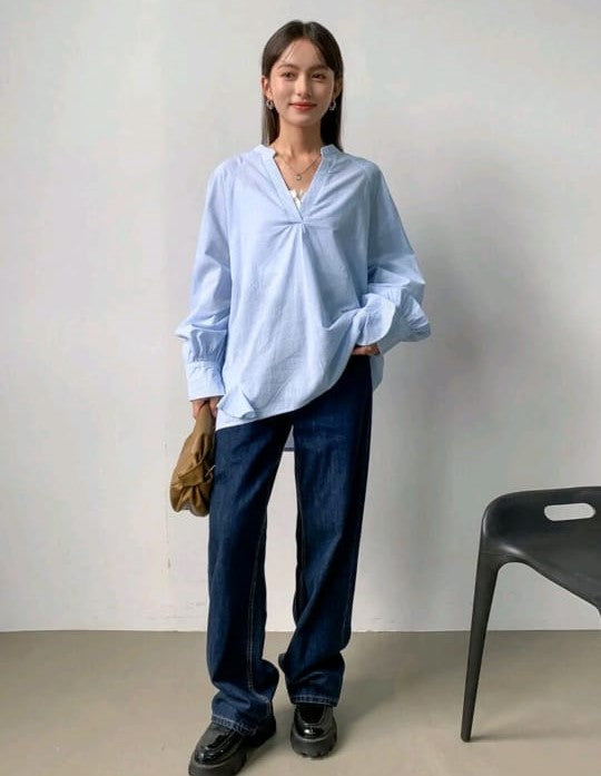 بلوزة قطنية فضفاضة كاجوال - لون أزرق فاتح، أكمام منفوخة، ياقة على شكل حرف V