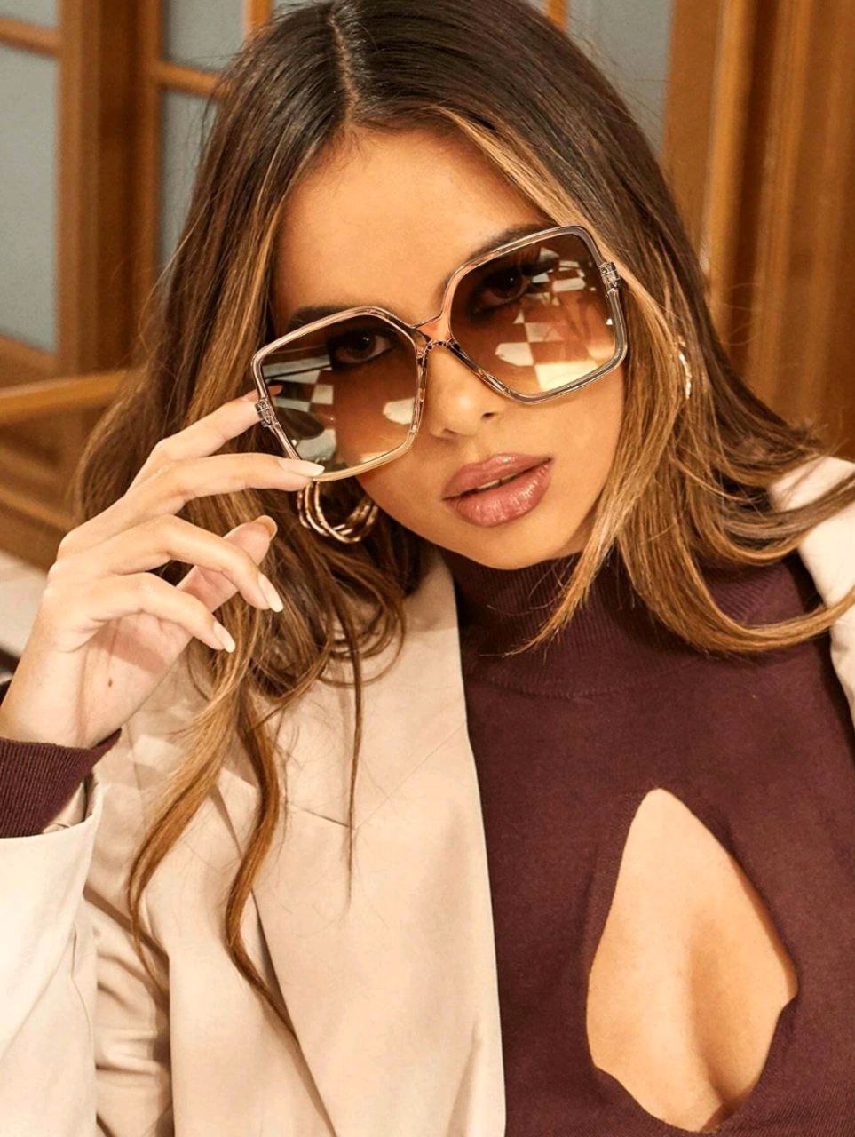 نظارات شمسية عصرية بألوان متعددة – إطلالة فريدة تناسب جميع المناسبات