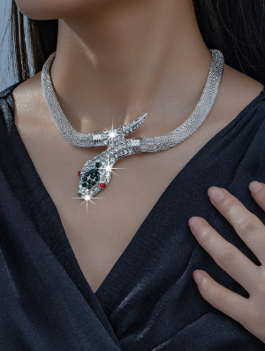 قلادة فاخرة مرصعة بأحجار الراين على شكل رأس ثعبان - متوفرة باللونين الذهبي والفضي