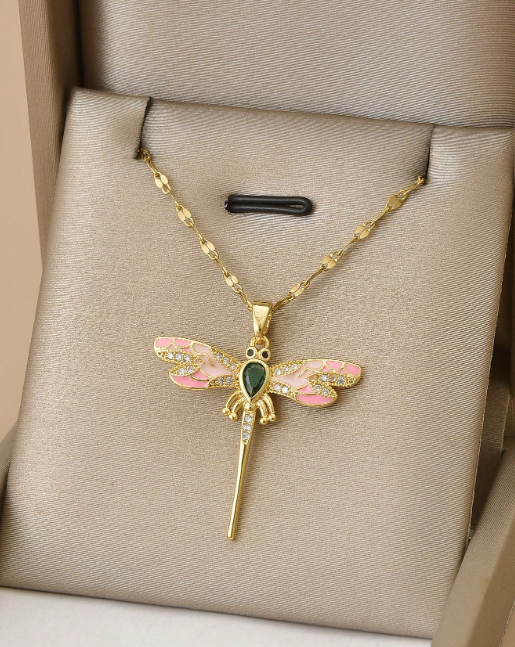 قلادة فراشة ذهبية - أجنحة وردية وحجر كريم أخضر
