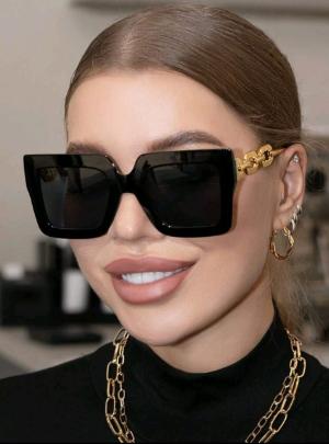 نظارات شمسية أنيقة بسلسلة - إطار مربع بعدسات متدرجة وأذرع صفراء جريئة