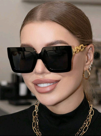 نظارات شمسية أنيقة بسلسلة - إطار مربع بعدسات متدرجة وأذرع صفراء جريئة