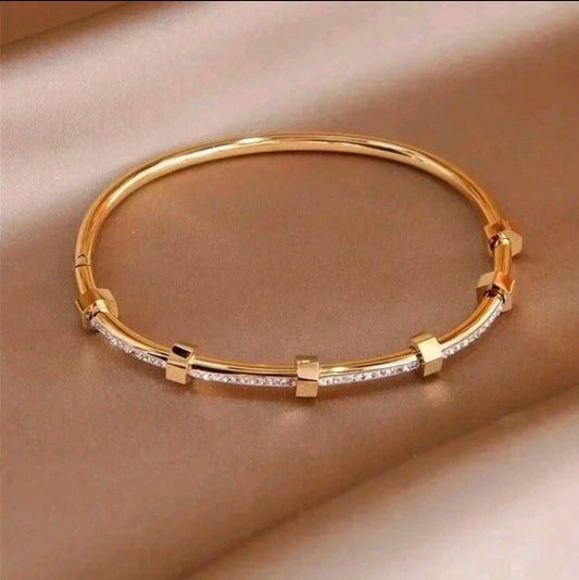 سوار مفتوح كلاسيكي للنساء - ستانلس ستيل مطلي بالذهب والفضة