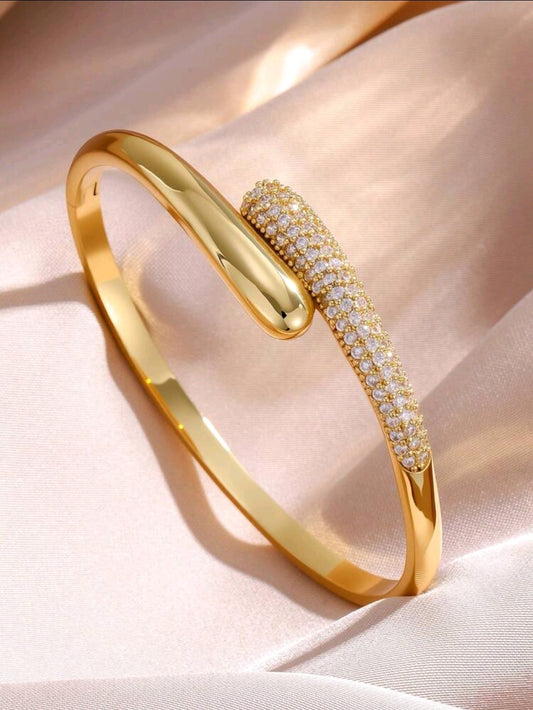 سوار كف مفتوح من الكريستال بتصميم بسيط للنساء – مطلي بالذهب عيار 18 قيراط والفضة
